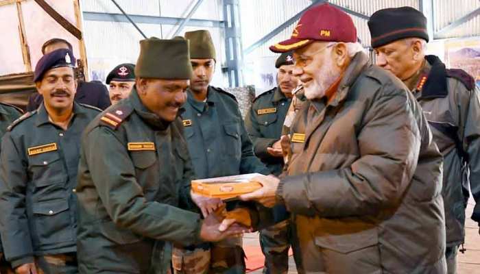 पीएम मोदी ने भारत-चीन सीमा के पास सैनिकों के साथ मनाई दिवाली पीएम मोदी ने भारत-चीन सीमा के पास सैनिकों के साथ मनाई दिवाली