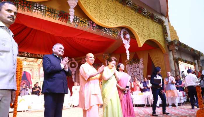 साड़ी में नजर आईं साउथ कोरिया की फर्स्ट लेडी, 'जय श्री राम' के नारे के साथ हुआ स्वागत साड़ी में नजर आईं साउथ कोरिया की फर्स्ट लेडी, 'जय श्री राम' के नारे के साथ हुआ स्वागत