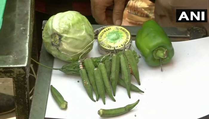 दिवाली 2018: पटाखों को लेकर सुप्रीम कोर्ट के आदेश के विरोध में व्यापारियों का अनोखा प्रदर्शन दिवाली 2018: पटाखों को लेकर सुप्रीम कोर्ट के आदेश के विरोध में व्यापारियों का अनोखा प्रदर्शन