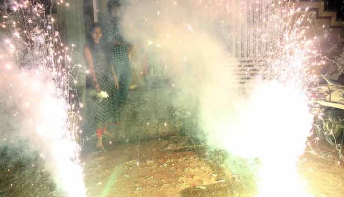 दिवाली की रात कम पटाखे जले, फिर भी दिल्ली-NCR में प्रदूषण खतरनाक स्तर पर पहुंचा दिवाली की रात कम पटाखे जले, फिर भी दिल्ली-NCR में प्रदूषण खतरनाक स्तर पर पहुंचा