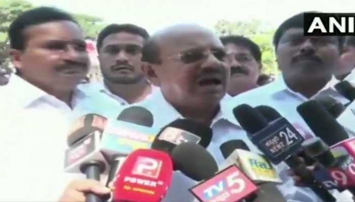 VIDEO : कर्नाटक के कांग्रेस नेता ने नोटबंदी के बहाने पीएम मोदी को लेकर दिया विवादित बयान VIDEO : कर्नाटक के कांग्रेस नेता ने नोटबंदी के बहाने पीएम मोदी को लेकर दिया विवादित बयान