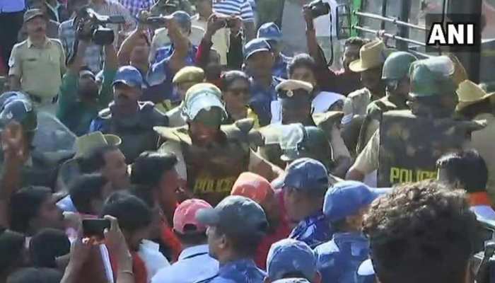 टीपू सुल्तान की जयंती को लेकर कर्नाटक में बवाल, BJP का प्रदर्शन, कई हिरासत में टीपू सुल्तान की जयंती को लेकर कर्नाटक में बवाल, BJP का प्रदर्शन, कई हिरासत में