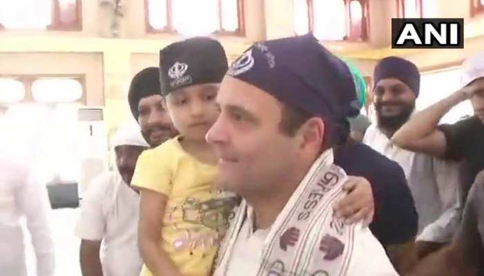 बच्ची को गोद में लेकर राहुल गांधी ने छत्तीसगढ़ के गुरुद्वारे में टेका मत्था, देखते रह गए लोग बच्ची को गोद में लेकर राहुल गांधी ने छत्तीसगढ़ के गुरुद्वारे में टेका मत्था, देखते रह गए लोग