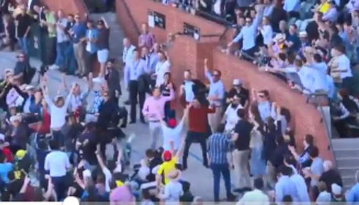 VIDEO: एडिलेड वनडे में किसी खिलाड़ी ने नहीं, इस दर्शक ने पकड़ा शानदार कैच VIDEO: एडिलेड वनडे में किसी खिलाड़ी ने नहीं, इस दर्शक ने पकड़ा शानदार कैच