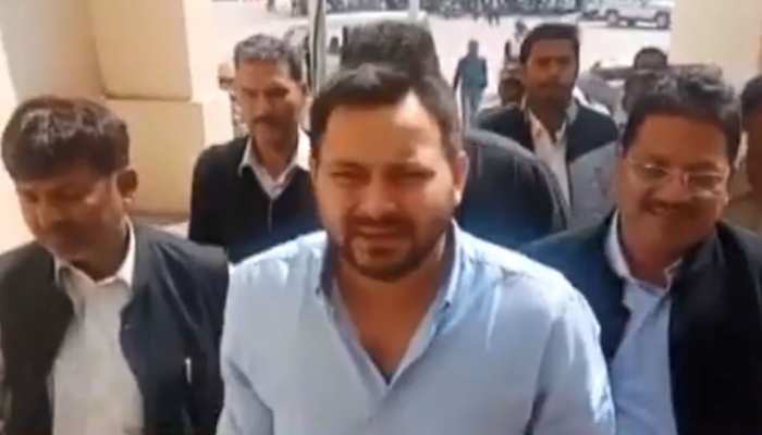 लालू यादव से 5 घंटे मुलाकात के बाद तेजप्रताप यादव से जुड़े सवालों पर बिफरे तेजस्वी यादव लालू यादव से 5 घंटे मुलाकात के बाद तेजप्रताप यादव से जुड़े सवालों पर बिफरे तेजस्वी यादव