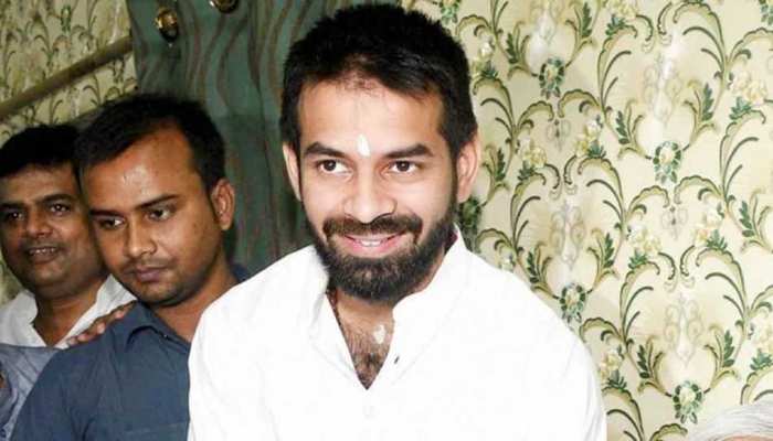 वृंदावन पहुंचे तेजप्रताप बोले- मुझे अपनी जिंदगी जी लेने दो भाई, मैं शांति की तलाश में हूं वृंदावन पहुंचे तेजप्रताप बोले- मुझे अपनी जिंदगी जी लेने दो भाई, मैं शांति की तलाश में हूं