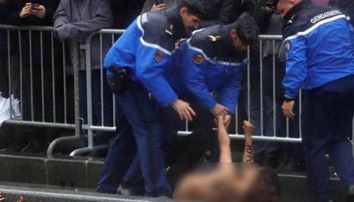 पेरिस: ट्रंप के विरोध में टॉपलेस हुई महिला, कार्यक्रम में उपराष्ट्रपति नायडू भी थे मौजूद पेरिस: ट्रंप के विरोध में टॉपलेस हुई महिला, कार्यक्रम में उपराष्ट्रपति नायडू भी थे मौजूद