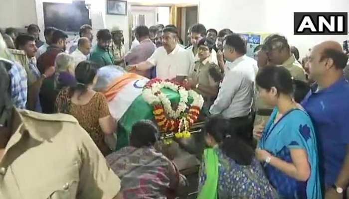 LIVE: कल बेंगुलरू के BJP मुख्यालय लाया जाएगा अनंत कुमार का पार्थिव शरीर, शाम को होगा अंतिम संस्कार LIVE: कल बेंगुलरू के BJP मुख्यालय लाया जाएगा अनंत कुमार का पार्थिव शरीर, शाम को होगा अंतिम संस्कार