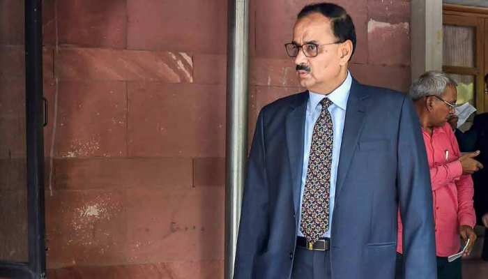 सीवीसी ने आलोक वर्मा के खिलाफ सुप्रीम कोर्ट को सौंपी जांच रिपोर्ट, CJI ने इस वजह से लगा दी फटकार सीवीसी ने आलोक वर्मा के खिलाफ सुप्रीम कोर्ट को सौंपी जांच रिपोर्ट, CJI ने इस वजह से लगा दी फटकार