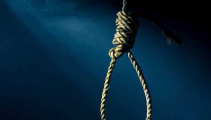 गोण्डा: डिप्टी CMO ने घर में लगाई फांसी, पत्नी बोलीं, 'काम का बहुत था दवाब' गोण्डा: डिप्टी CMO ने घर में लगाई फांसी, पत्नी बोलीं, 'काम का बहुत था दवाब'
