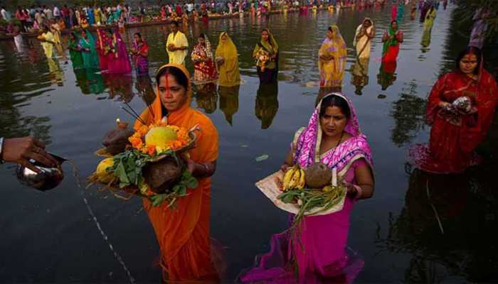 छठ महापर्व का तीसरा दिन आज, जानें क्यों दिया जाता है डूबते हुए सूर्य को अर्घ्य छठ महापर्व का तीसरा दिन आज, जानें क्यों दिया जाता है डूबते हुए सूर्य को अर्घ्य