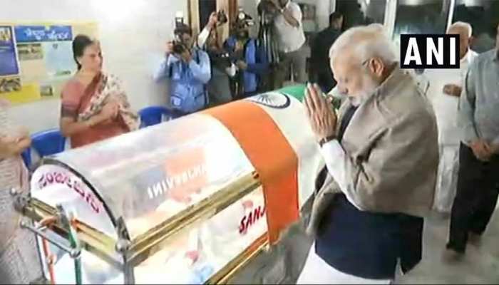 मोदी ने अनंत कुमार को श्रद्धांजलि अर्पित की मोदी ने अनंत कुमार को श्रद्धांजलि अर्पित की