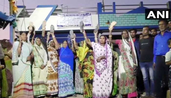MP: लोगों ने घरों में लगाए काले झंडे, महिलाएं बोलीं- वोट मांगने आए तो चप्पलों से होगा स्वागत MP: लोगों ने घरों में लगाए काले झंडे, महिलाएं बोलीं- वोट मांगने आए तो चप्पलों से होगा स्वागत