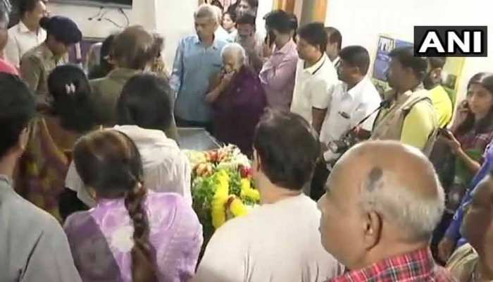 अनंत कुमार को बेंगलुरु में बीजेपी नेताओं ने दी श्रद्धांजलि, दोपहर बाद होगा अंतिम संस्कार अनंत कुमार को बेंगलुरु में बीजेपी नेताओं ने दी श्रद्धांजलि, दोपहर बाद होगा अंतिम संस्कार