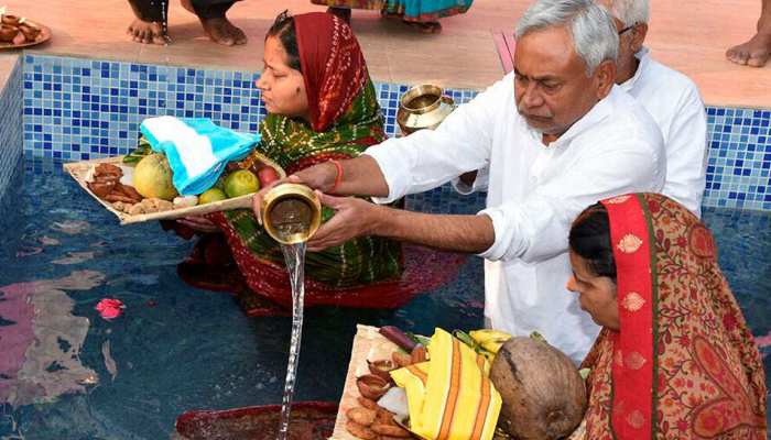 बिहार: मुख्यमंत्री नीतीश कुमार के यहां हो रहा छठ का त्योहार, बड़ी संख्या में पहुंचे नेता बिहार: मुख्यमंत्री नीतीश कुमार के यहां हो रहा छठ का त्योहार, बड़ी संख्या में पहुंचे नेता
