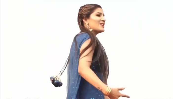 VIDEO: सपना चौधरी के हरियाणवी लटके-झटके, 'तने नजर लगजागी' पर किया डांस VIDEO: सपना चौधरी के हरियाणवी लटके-झटके, 'तने नजर लगजागी' पर किया डांस