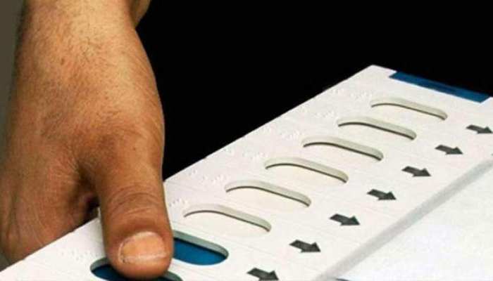 तेलंगाना: EVM पर गुलाबी रंग के इस्तेमाल को लेकर हंगामा, कांग्रेस ने जताया विरोध तेलंगाना: EVM पर गुलाबी रंग के इस्तेमाल को लेकर हंगामा, कांग्रेस ने जताया विरोध
