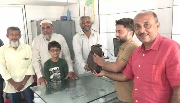 गुजरात : रास्ते में गिर गया लाखों रुपये भरा बैग, जिसे मिला उसने कर दिया शाबाशी वाला काम गुजरात : रास्ते में गिर गया लाखों रुपये भरा बैग, जिसे मिला उसने कर दिया शाबाशी वाला काम