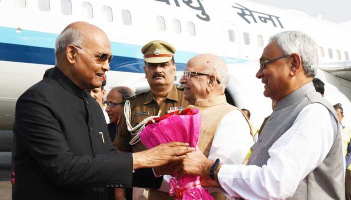 पटना पहुंचे राष्ट्रपति रामनाथ कोविंद, सीएम नीतीश ने किया एयरपोर्ट पर स्वागत पटना पहुंचे राष्ट्रपति रामनाथ कोविंद, सीएम नीतीश ने किया एयरपोर्ट पर स्वागत