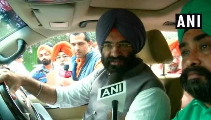 1984 दंगा मामला: अकाली दल के विधायक मनजिंदर सिंह सिरसा ने दोषी को कोर्ट में मारा थप्पड़ 1984 दंगा मामला: अकाली दल के विधायक मनजिंदर सिंह सिरसा ने दोषी को कोर्ट में मारा थप्पड़