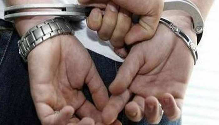 महिला को आंख मारने पर कोर्ट ने सुनाई 3 साल की सजा, 500 रुपये का जुर्माना भी लगाया महिला को आंख मारने पर कोर्ट ने सुनाई 3 साल की सजा, 500 रुपये का जुर्माना भी लगाया