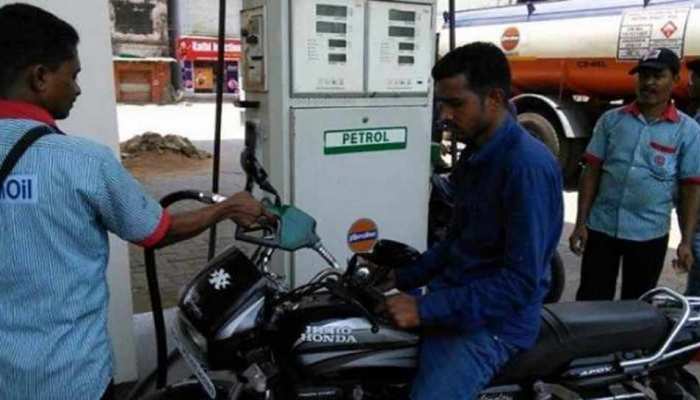18 पैसे/लीटर और सस्ता हुआ पेट्रोल, डीजल की कीमतें भी आईं नीचे, जानें आज के रेट 18 पैसे/लीटर और सस्ता हुआ पेट्रोल, डीजल की कीमतें भी आईं नीचे, जानें आज के रेट