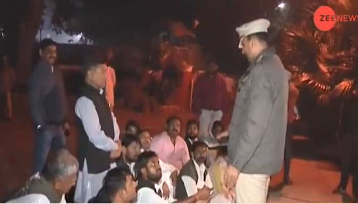 राजस्थान : पहली लिस्ट आते ही कांग्रेसियों ने राहुल गांधी के घर के बाहर मचा दिया बवाल, कहा- पैसे लेकर टिकट बांटे गए राजस्थान : पहली लिस्ट आते ही कांग्रेसियों ने राहुल गांधी के घर के बाहर मचा दिया बवाल, कहा- पैसे लेकर टिकट बांटे गए