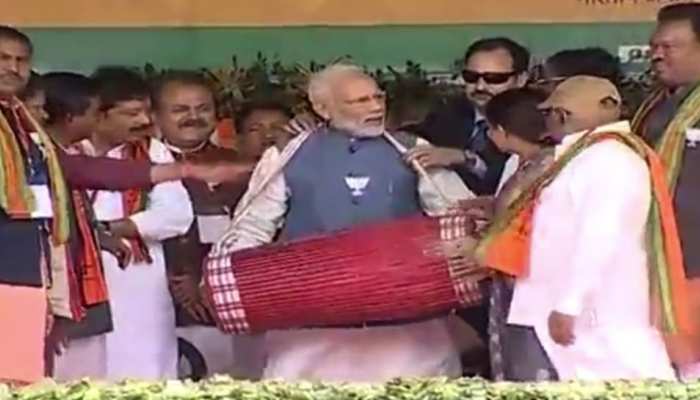 अंबिकापुर में पीएम मोदी का विपक्ष पर निशाना, कहा- 'प्रदेश को बदनाम करने की हो रही कोशिश' अंबिकापुर में पीएम मोदी का विपक्ष पर निशाना, कहा- 'प्रदेश को बदनाम करने की हो रही कोशिश'