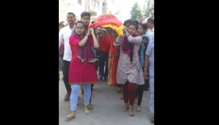 अजमेर: महिला ने अपनी सास की आखिर इच्छा को किया पूरा, खुद किया उनका अंतिम संस्कार अजमेर: महिला ने अपनी सास की आखिर इच्छा को किया पूरा, खुद किया उनका अंतिम संस्कार