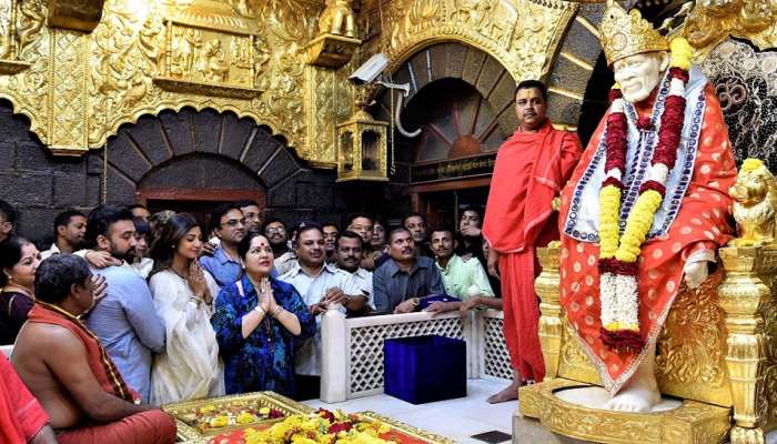 Shilpa shetty kundra vigited sai baba mandir in shirdi and donates 25 lakhs gold crown Shilpa shetty kundra vigited sai baba mandir in shirdi and donates 25 lakhs gold crown