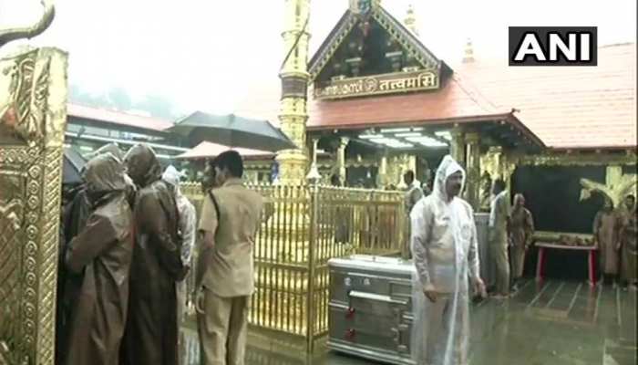 62 दिन के लिए खुला सबरीमाला मंदिर, भारी विरोध के बाद बिना दर्शन वापस लौटेंगी तृप्ति देसाई 62 दिन के लिए खुला सबरीमाला मंदिर, भारी विरोध के बाद बिना दर्शन वापस लौटेंगी तृप्ति देसाई