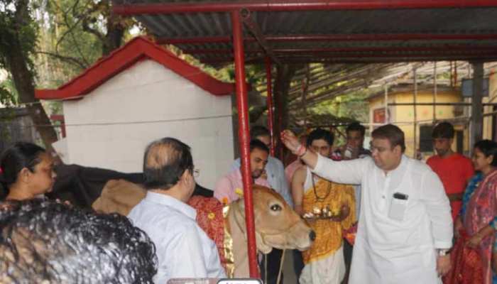 TMC के नेताओं में भी जागा हिंदुत्व, गोपूजन से लेकर कर रहे हैं गंगा आरती TMC के नेताओं में भी जागा हिंदुत्व, गोपूजन से लेकर कर रहे हैं गंगा आरती