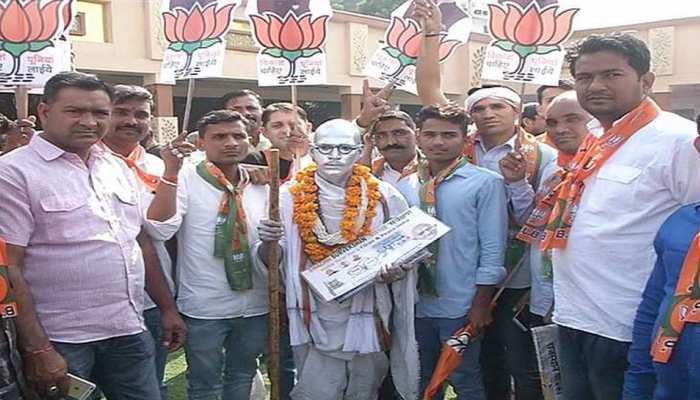 राजस्थान चुनाव: जब गांधीजी को चुनाव प्रचार करते देख लोग हुए हैरान राजस्थान चुनाव: जब गांधीजी को चुनाव प्रचार करते देख लोग हुए हैरान