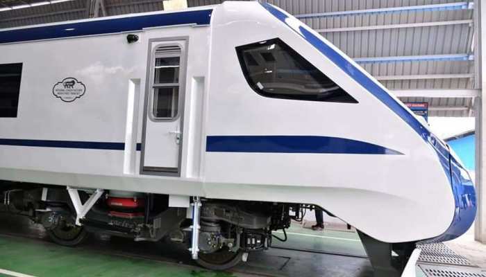 मुरादाबाद पहुंची Train-18, कल से इस रूट पर 8 दिन तक दौड़ेगी मुरादाबाद पहुंची Train-18, कल से इस रूट पर 8 दिन तक दौड़ेगी