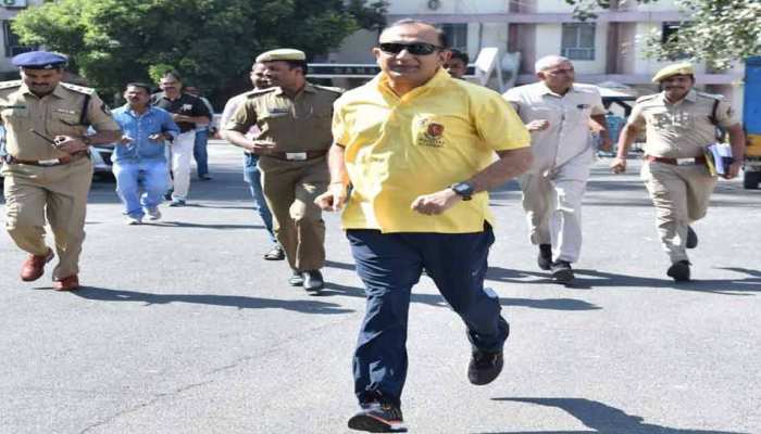 जब यह चीफ गेस्ट IPS कार्यक्रम में कार से नहीं, बल्कि 16 किमी तक दौड़ लगाकर पहुंचा जब यह चीफ गेस्ट IPS कार्यक्रम में कार से नहीं, बल्कि 16 किमी तक दौड़ लगाकर पहुंचा