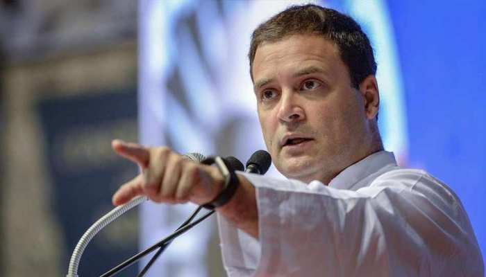 अमेठी में केले के पौधे बांटकर कांग्रेस को 'शक्तिशाली' बनाने में जुटे राहुल गांधी अमेठी में केले के पौधे बांटकर कांग्रेस को 'शक्तिशाली' बनाने में जुटे राहुल गांधी