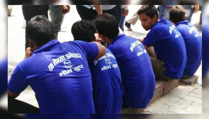 भीम आर्मी में पड़ी फूट, आपसी झगड़ों में उलझ कर दो धड़ों में बंटी भीम आर्मी में पड़ी फूट, आपसी झगड़ों में उलझ कर दो धड़ों में बंटी