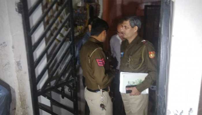 दिल्ली : मां ने अपने दो बच्चों को मारा चाकू, फिर खुद को भी किया घायल दिल्ली : मां ने अपने दो बच्चों को मारा चाकू, फिर खुद को भी किया घायल