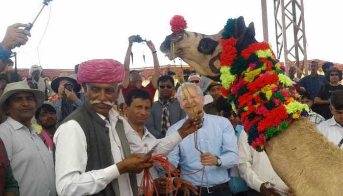 अमेरिका के राजदूत केनेथ जस्टर देखने पहुंचे विश्व प्रसिद्ध 'पुष्कर मेला' अमेरिका के राजदूत केनेथ जस्टर देखने पहुंचे विश्व प्रसिद्ध 'पुष्कर मेला'