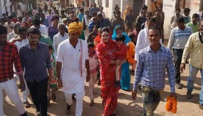 मध्य प्रदेश चुनाव 2018: पति के साथ चुनाव प्रचार करने उतरी दिग्विजय सिंह की बहू मध्य प्रदेश चुनाव 2018: पति के साथ चुनाव प्रचार करने उतरी दिग्विजय सिंह की बहू