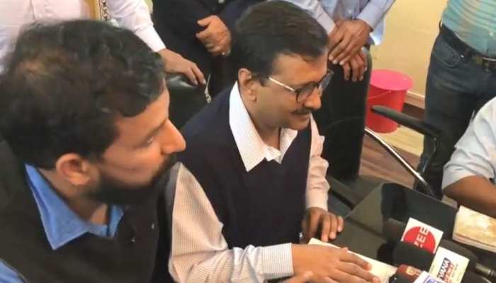 हरियाणा : सरकारी दवाखाने में जाने से रोके गए केजरीवाल ने खट्टर पर साधा निशाना हरियाणा : सरकारी दवाखाने में जाने से रोके गए केजरीवाल ने खट्टर पर साधा निशाना