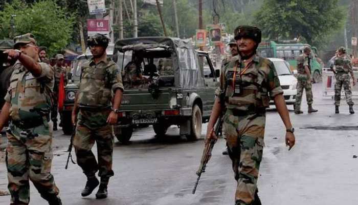 J&K : शोपियां में एनकाउंटर में मारे गए दो आतंकी, हथियार और गोला-बारूद बरामद J&K : शोपियां में एनकाउंटर में मारे गए दो आतंकी, हथियार और गोला-बारूद बरामद
