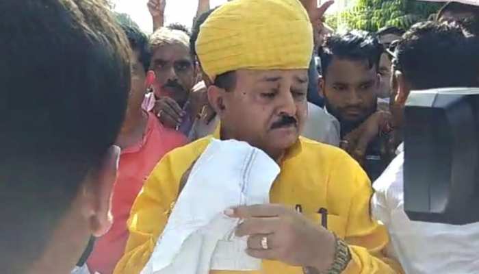 राजस्थान: टिकट न मिलने के डर से फूट-फूट कर रोए बीजेपी विधायक, दी बगावत की धमकी राजस्थान: टिकट न मिलने के डर से फूट-फूट कर रोए बीजेपी विधायक, दी बगावत की धमकी