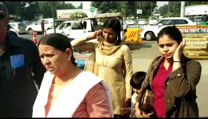 पटना: घर में कलह के बीच दिल्ली निकलीं राबड़ी देवी, तेज प्रताप से हो सकती है मुलाकात पटना: घर में कलह के बीच दिल्ली निकलीं राबड़ी देवी, तेज प्रताप से हो सकती है मुलाकात