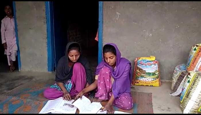 मुस्लिम छात्राओं ने छात्रवृत्ति के पैसों से घर में बनवाया शौचालय, PM मोदी के स्वच्छता अभियान से ली प्रेरणा मुस्लिम छात्राओं ने छात्रवृत्ति के पैसों से घर में बनवाया शौचालय, PM मोदी के स्वच्छता अभियान से ली प्रेरणा