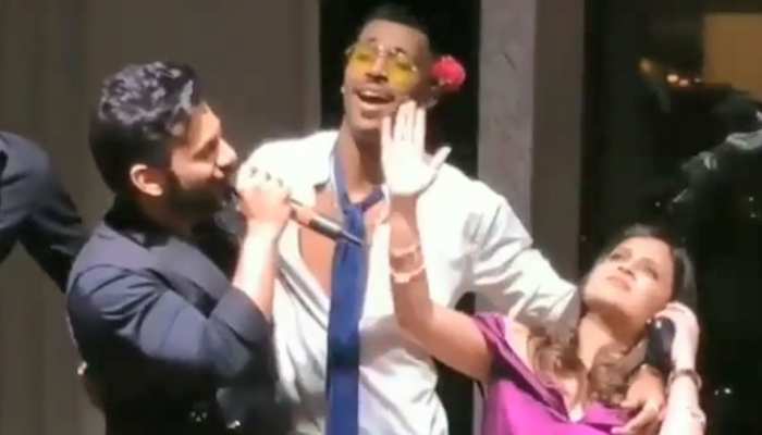 VIDEO: साक्षी की B'day पार्टी के दौरान हार्दिक ने बालों में लगाया गुलाब, गाया चन्ना मेरेया VIDEO: साक्षी की B'day पार्टी के दौरान हार्दिक ने बालों में लगाया गुलाब, गाया चन्ना मेरेया