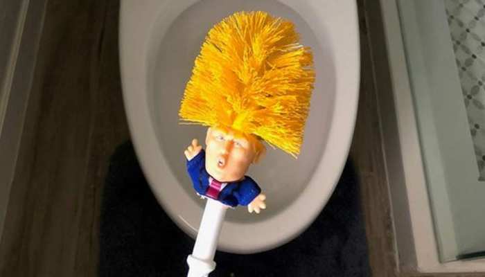 World Toilet Day 2018 : मार्केट में आया डोनाल्ड ट्रंप टॉयलेट ब्रश, US में लोगों ने जमकर खरीदा World Toilet Day 2018 : मार्केट में आया डोनाल्ड ट्रंप टॉयलेट ब्रश, US में लोगों ने जमकर खरीदा