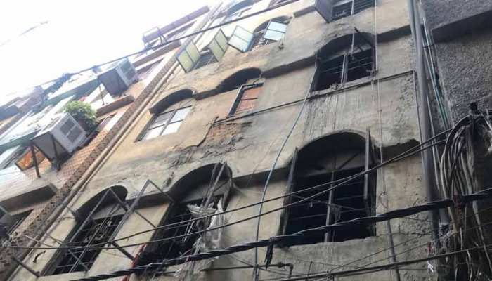 दिल्ली : करोल बाग स्थित फैक्ट्री में लगी भीषण आग, 4 लोगों की मौत दिल्ली : करोल बाग स्थित फैक्ट्री में लगी भीषण आग, 4 लोगों की मौत