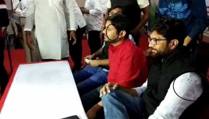 मध्य प्रदेशः कन्हैया कुमार और जिग्नेश मेवाणी का विरोध, फेंकी गई स्याही मध्य प्रदेशः कन्हैया कुमार और जिग्नेश मेवाणी का विरोध, फेंकी गई स्याही