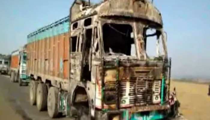 लातेहार: नक्सलियों ने दो ट्रकों को किया आग के हवाले, घटनास्थल पर छोड़ा नोट लातेहार: नक्सलियों ने दो ट्रकों को किया आग के हवाले, घटनास्थल पर छोड़ा नोट